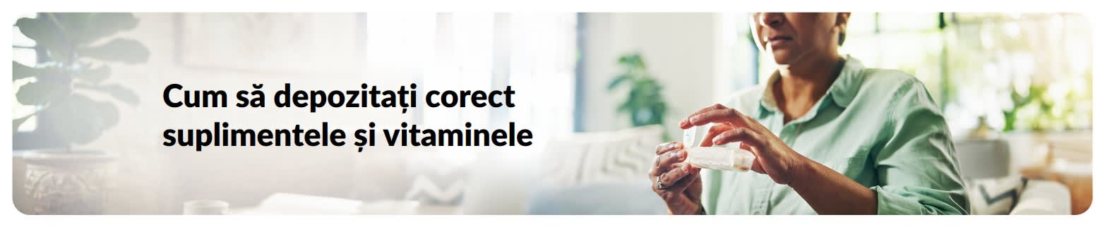 Banner de blog despre depozitarea corectă a suplimentelor și vitaminelor, cu o femeie care organizează pastilele acasă.