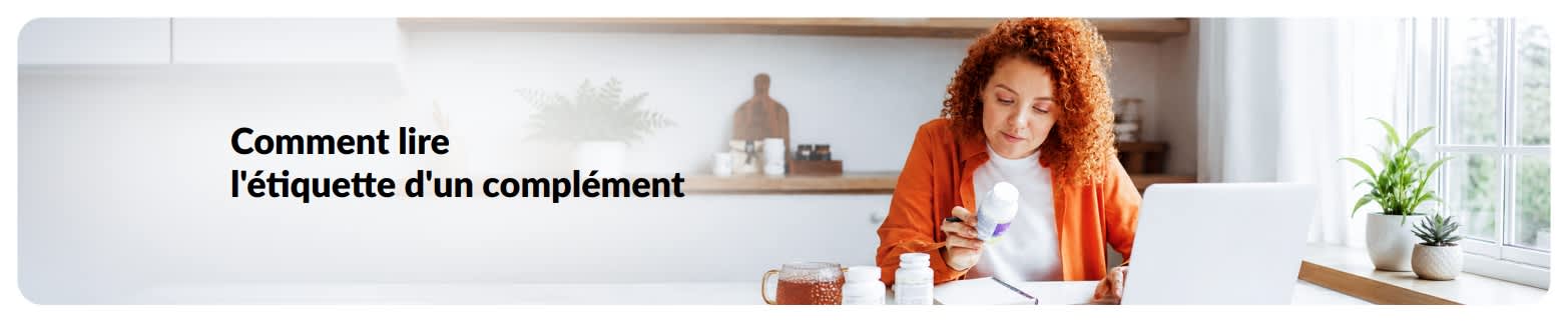 Bannière « Comment lire une étiquette de complément alimentaire » avec une femme examinant un flacon à côté d’un ordinateur.