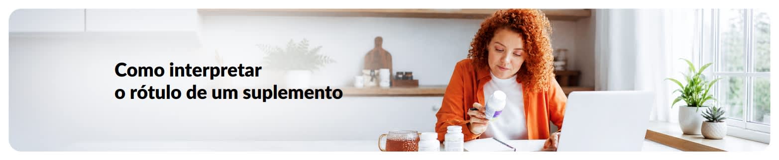 Banner com o texto “Como interpretar o rótulo de um suplemento”, com uma mulher analisando um frasco ao lado de um laptop em casa.