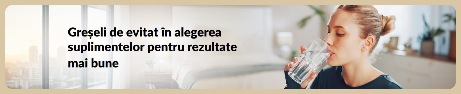 Banner cu o femeie bând apă, cu text despre greșelile de evitat în alegerea suplimentelor, pentru rezultate mai bune.