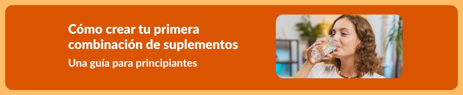 Guía para principiantes para crear tu primera combinación de suplementos, con imagen de una mujer tomando suplementos y bebiendo agua.