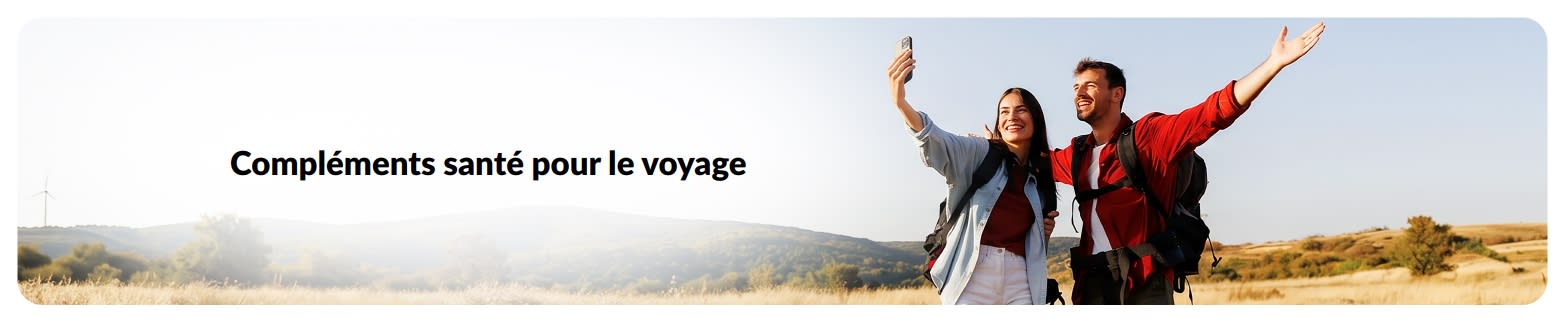 Bannière pour des compléments de voyage sains avec deux voyageurs avec sac à dos prenant un selfie lors d’un voyage.