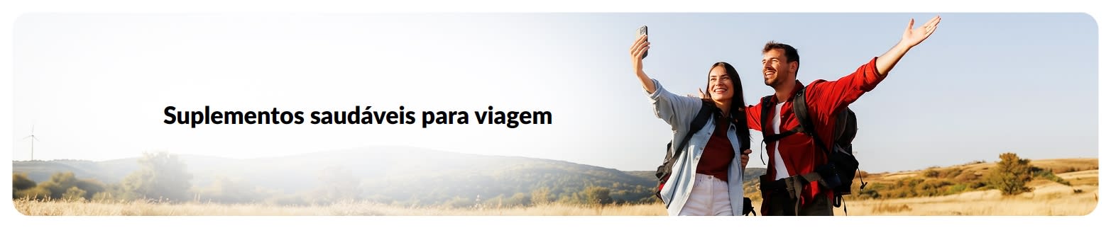 Banner de suplementos saudáveis para viagem com dois mochileiros tirando uma selfie ao ar livre numa viagem em meio à natureza.