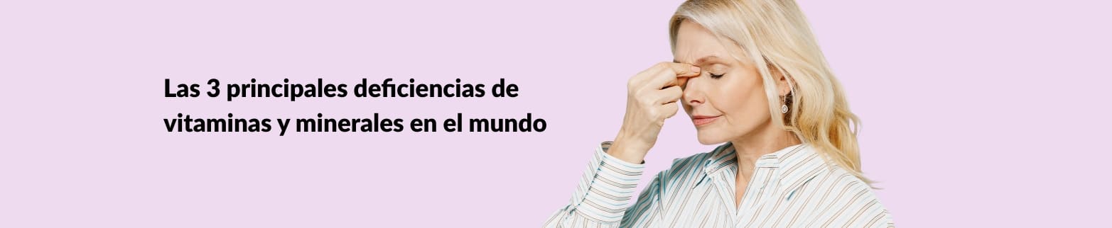 Mujer con jaqueca sobre un fondo lila junto al texto 'Las 3 principales deficiencias de vitaminas y minerales en el mundo'.