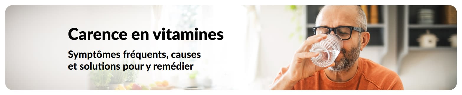 Bannière de blog sur la carence en vitamines, avec symptômes et causes, illustrée par un homme buvant de l’eau chez lui.
