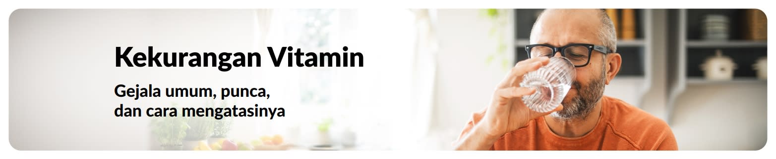 Sepanduk blog kekurangan Vitamin dengan teks tentang simptom dan sebab, menampilkan lelaki minum air di rumah.