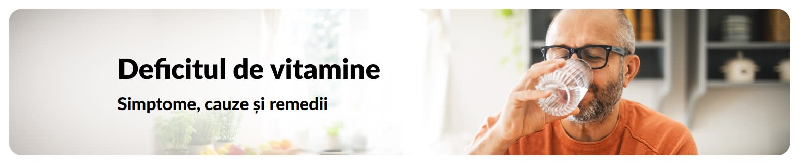 Banner pentru blog despre deficitul de vitamine cu text despre simptome și cauze, cu un bărbat bând apă acasă.