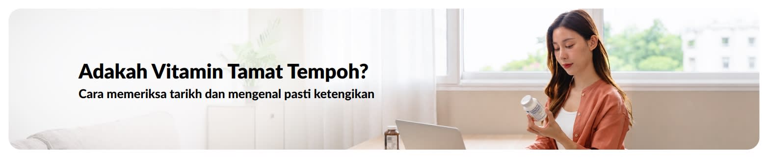 Wanita memeriksa botol vitamin di rumah bersebelahan komputer riba dengan teks ‘Adakah Vitamin Tamat Tempoh? Cara memeriksa tarikh dan mengenal pasti ketengikan’.