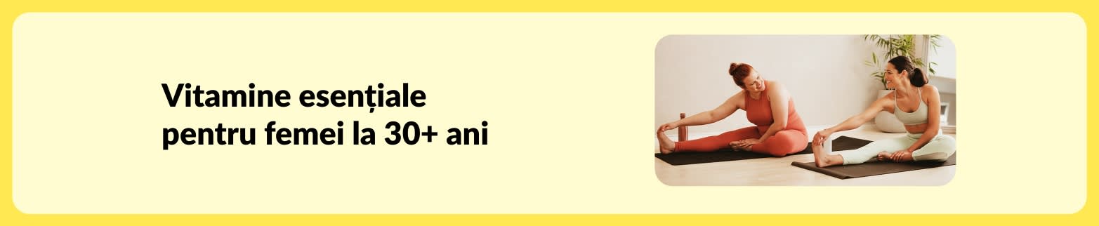 Banner pentru blog despre vitamine esențiale pentru femei la 30+ ani, cu două femei care se întind pe saltele de yoga.