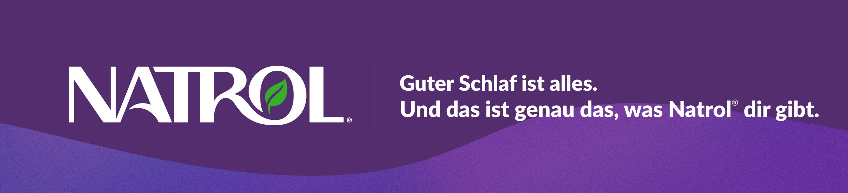 Natrol-Logo auf lila Hintergrund mit Slogan: Guter Schlaf ist alles. Und das ist genau das, was Natrol® dir gibt.