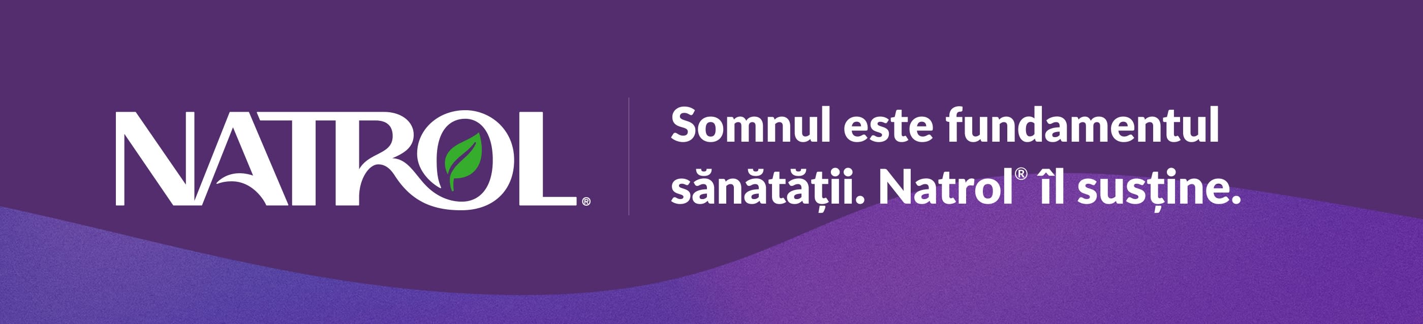 Sigla Natrol pe fundal violet cu sloganul: Somnul este fundamentul sănătății. Natrol® îl susține.