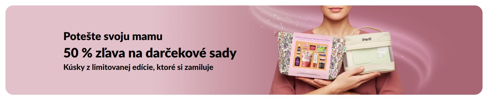 Baner „Potešte svoju mamu“ s 50 % zľavou na darčekové sady a ženou, ktorá drží kozmetické darčekové sady iHerb.