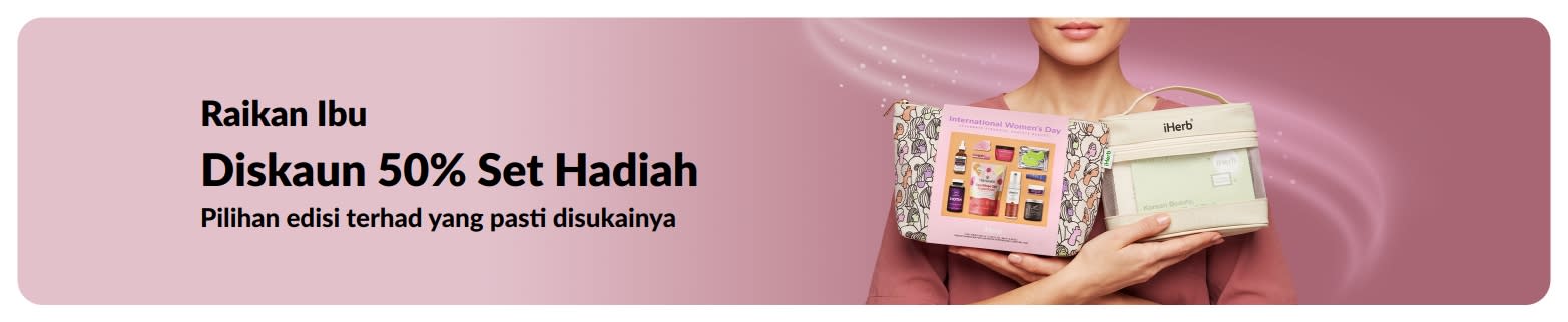 Sepanduk jualan Raikan Ibu dengan diskaun 50% set hadiah, dengan wanita memegang beg hadiah kecantikan dan penjagaan kulit iHerb
