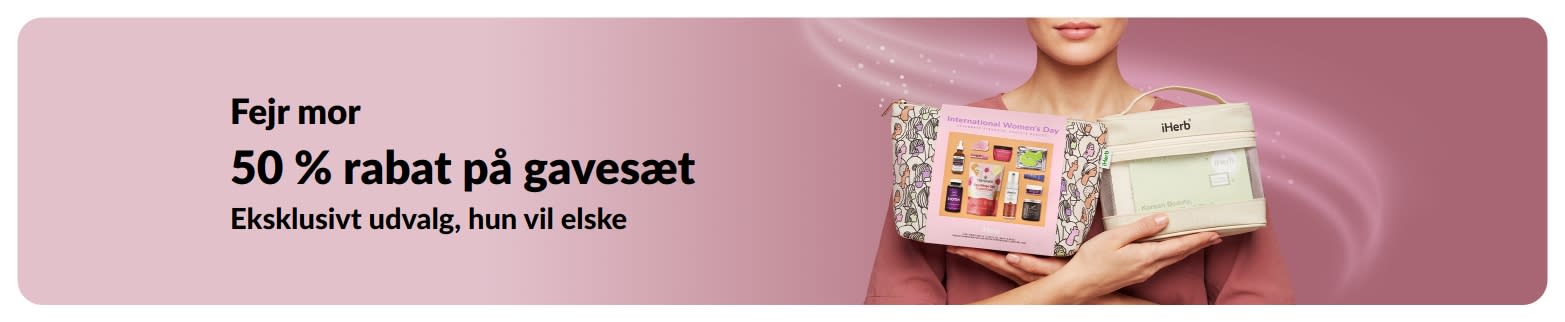 Fejr mor-udsalgsbanner med 50 % rabat på gavesæt, der viser en kvinde, der holder en iHerb-gavepose med skønheds- og hudplejeprodukter.