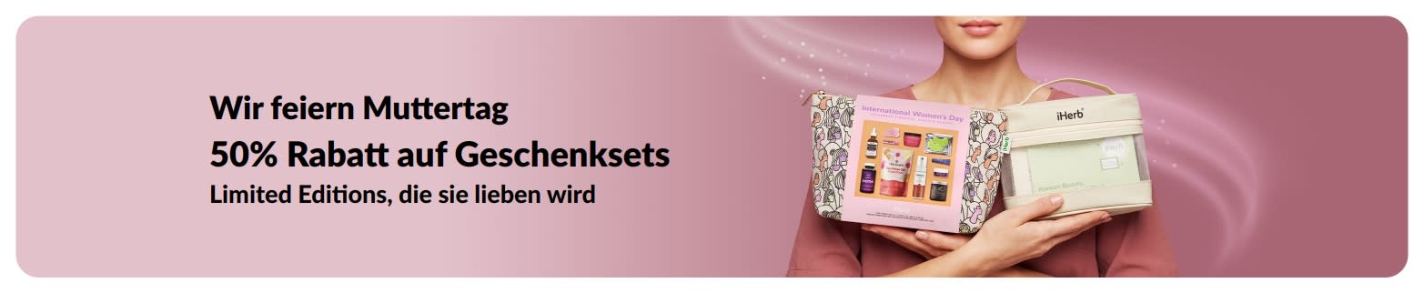 Muttertag-Aktionsbanner mit 50% Rabatt auf Geschenksets, darauf eine Frau, die eine iHerb-Geschenkset mit Beauty- und Hautpflegeprodukten hält.
