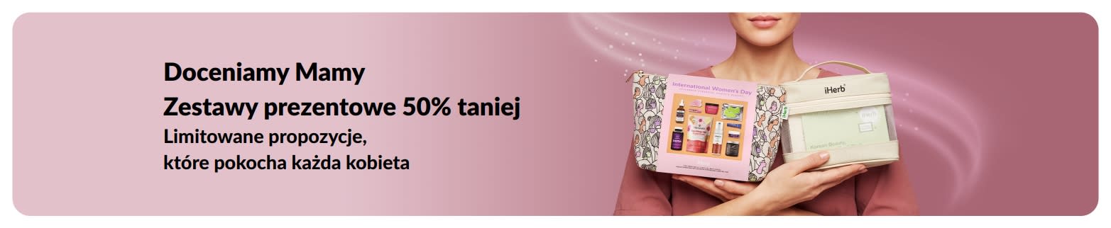 Baner promocyjny z okazji Dnia Matki z 50% zniżką na zestawy prezentowe, przedstawiający kobietę trzymającą torbę prezentową iHerb z kosmetykami i produktami do pielęgnacji.