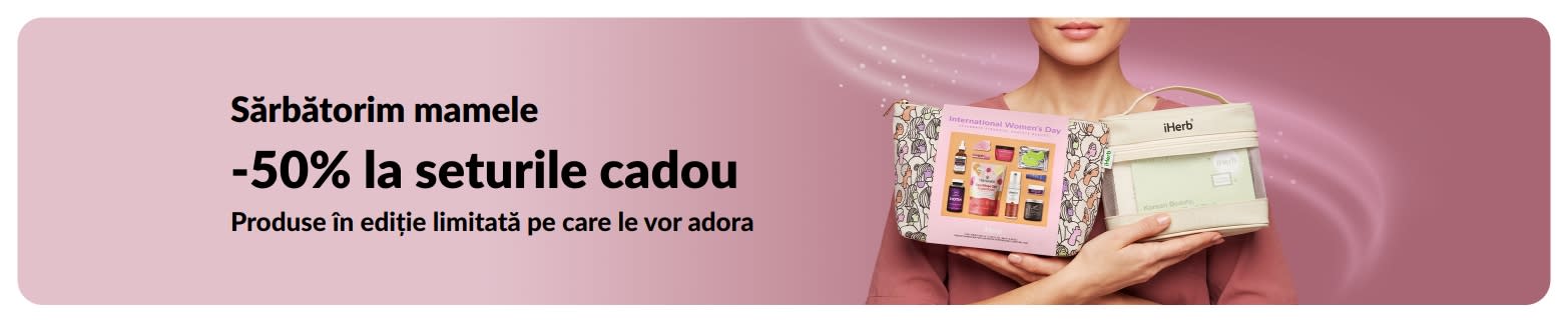 Banner pentru sărbătorirea mamelor cu 50% reducere, cu o femeie ce ține un set cadou de frumusețe și îngrijire iHerb.