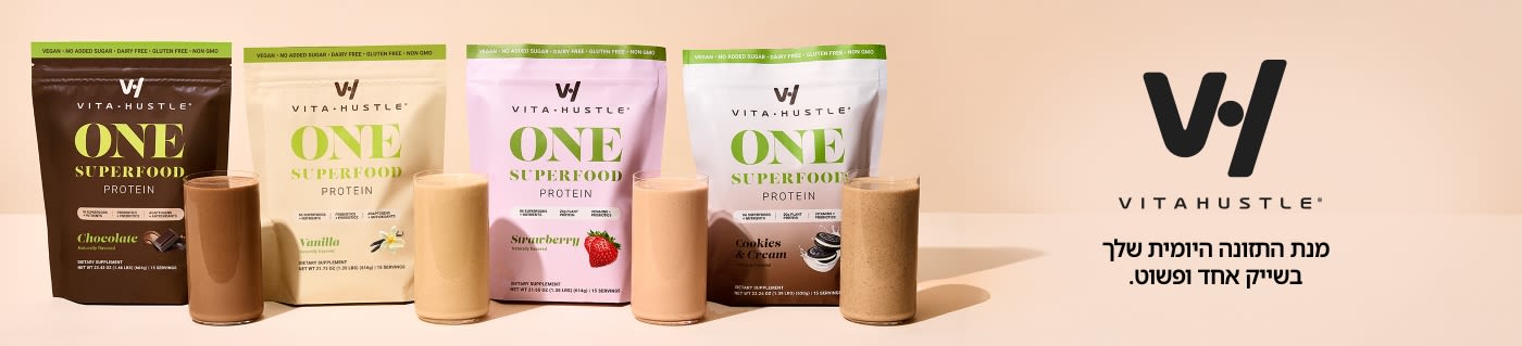 באנר לקידום VitaHustle One Superfood Protein המציג שייקים בטעם שוקולד, וניל, תות ועוגיות וקרם.