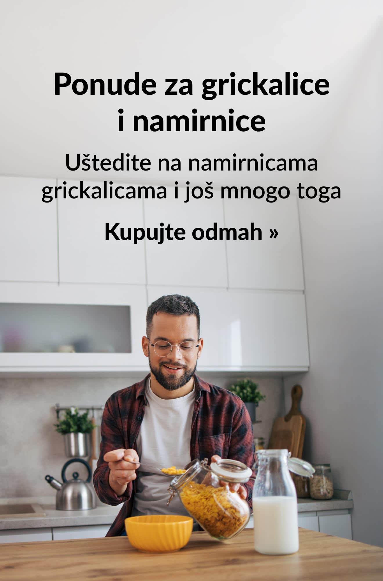 Reklamni natpis s ponudama grickalica i osnovnih namirnica. Kupujte odmah.