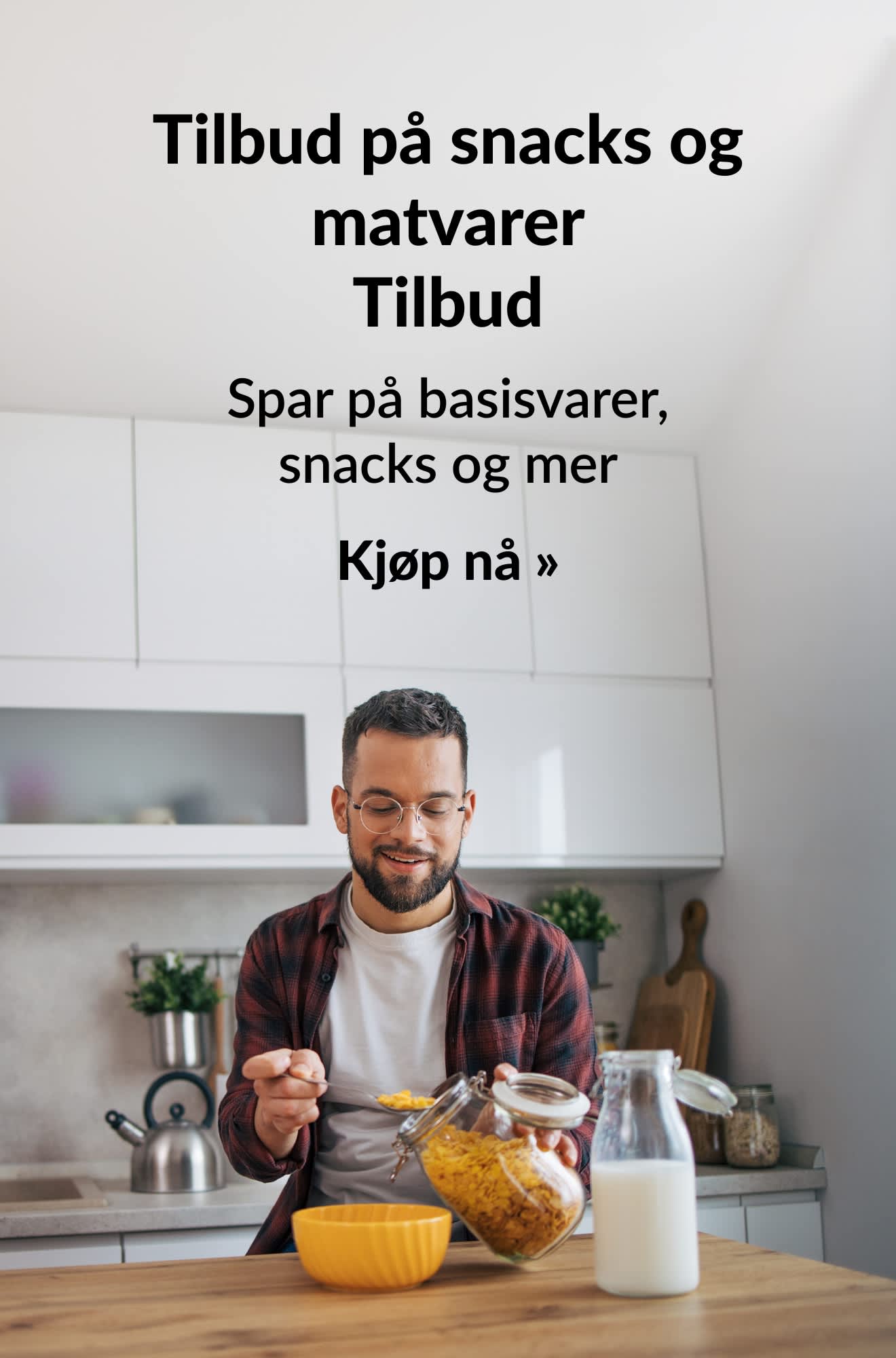 Dagligvarebanner som reklamerer for tilbud på snacks og matvarer. Kjøp nå.