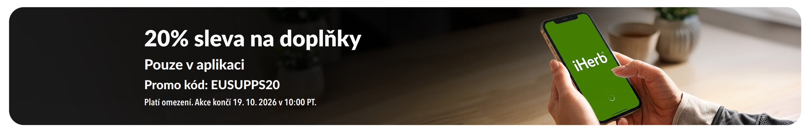 Ruce držící telefon s iHerb aplikací, zobrazující 20% slevu na doplňky s kódem EUSUPPS20.