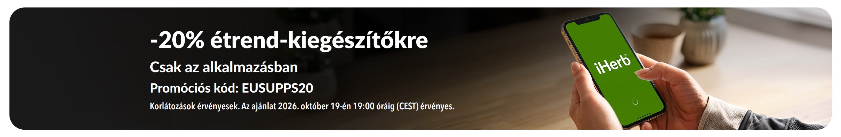 Egy iHerb alkalmazást megjelenítő telefont tartó kezek, a táplálékkiegészítőkre a EUSUPPS20 kóddal igénybe vehető 20%-os kedvezményt népszerűsítve.