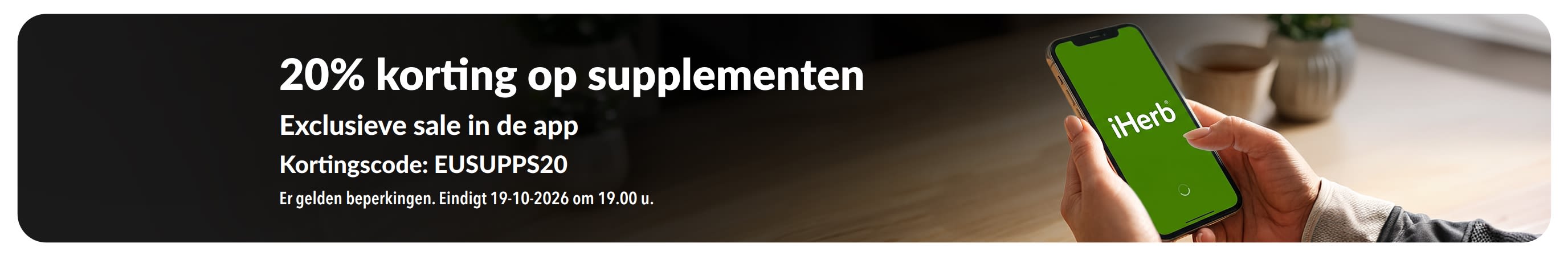 Handen die een telefoon met de iHerb-app vasthouden, waarmee 20% korting op supplementen wordt aangeboden met de code EUSUPPS20.