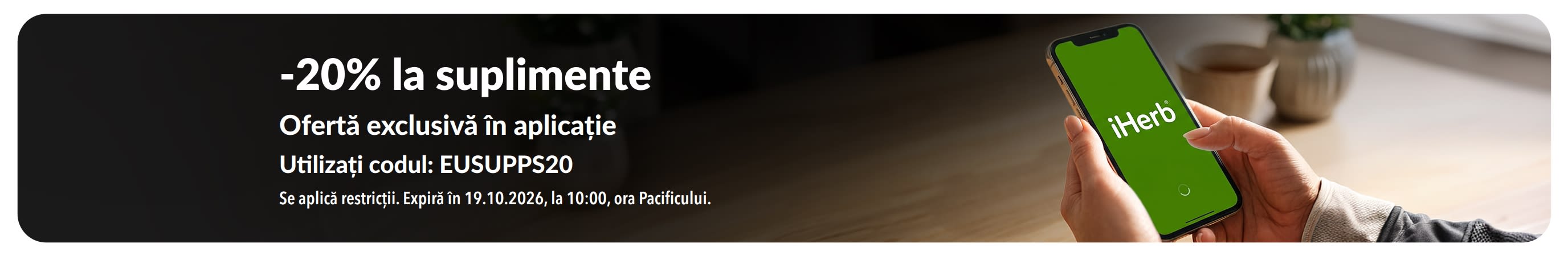 Mâini care țin un telefon cu aplicația iHerb, promovând o reducere de 20% la suplimente cu codul EUSUPPS20.