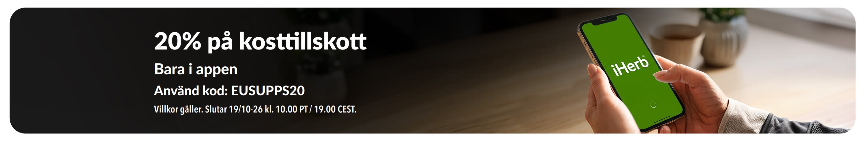 Händer som håller i en telefon med iHerb-appen uppe och reklam för 20% på kosttillskott i appen med koden EUSUPPS20.