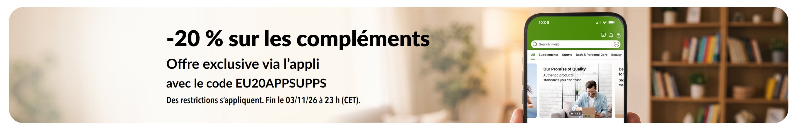 Main tenant un téléphone affichant l’application iHerb, mettant en avant -20 % sur les compléments avec le code EU20APPSUPPS
