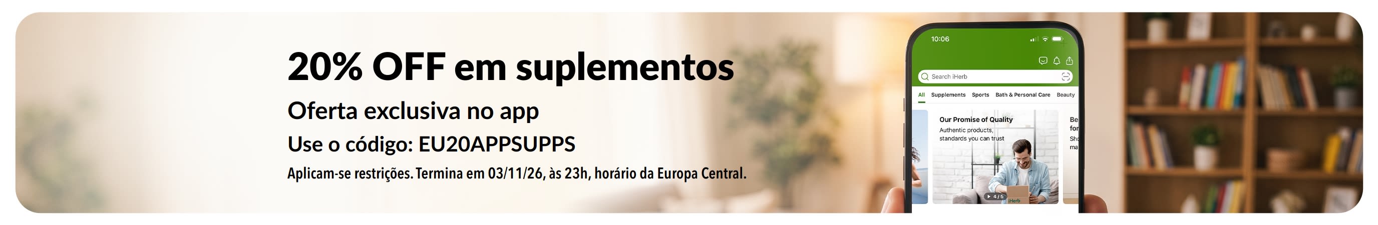 Mão segurando um celular com o app da iHerb, promovendo 20% OFF em suplementos com o código EU20APPSUPPS.