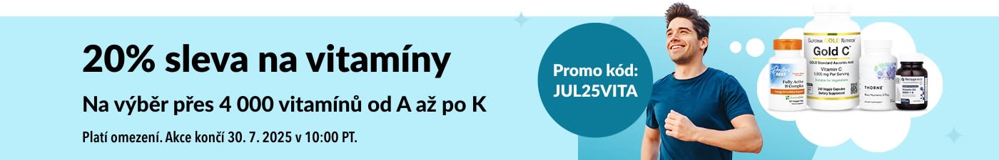 Usmívající se běžící muž na promo banneru s 20% slevou na vitamíny s kódem JUL25VITA a doplňky stravy na modrém pozadí.