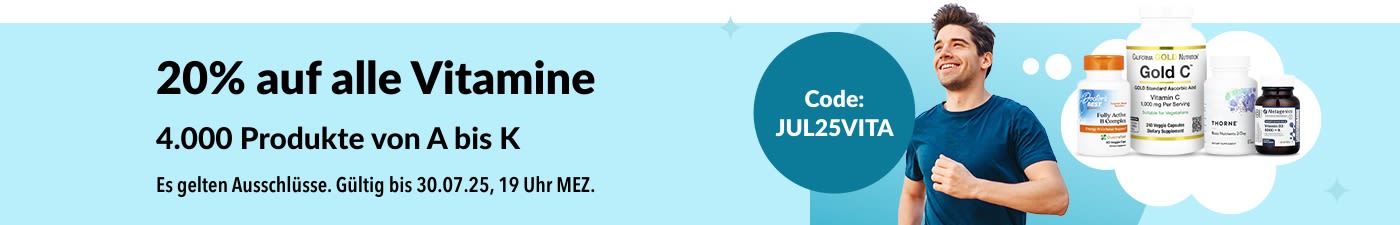 Lächelnder Mann beim Joggen neben einer Werbeaktion für 20% Rabatt auf alle Vitamine mit dem Code JUL25VITA und Flaschen mit Supplementen auf blauem Hintergrund.
