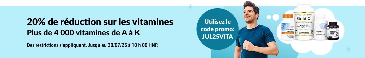 Homme souriant faisant son jogging à côté d'une promotion de 20 % sur toutes les vitamines avec le code JUL25VITA et de bouteilles de compléments alimentaires sur fond bleu.