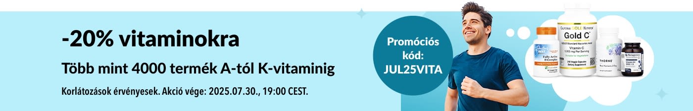 Mosolygós férfi kocog kék háttérrel ellátott étrend-kiegészítők üvegei és egy promóció mellett, ahol 20% kedvezményt hirdetnek minden vitaminra a JUL25VITA kóddal.