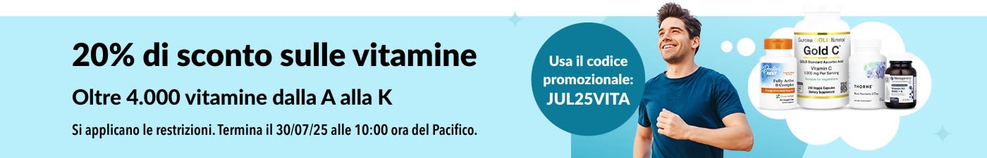 Uomo sorridente che corre accanto alla pubblicità del 20% di sconto su tutte le vitamine con il codice JUL25VITA e bottiglie di integratori su sfondo blu.
