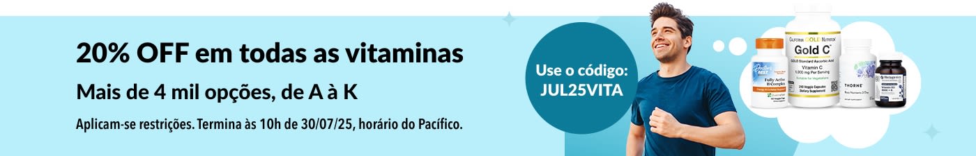Homem sorridente correndo e uma oferta de 20% OFF em todas as vitaminas com o código JUL25VITA e frascos de suplementos em um fundo azul.