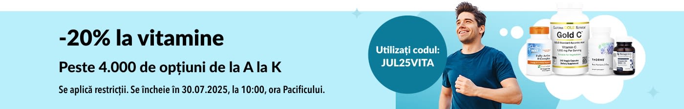 Bărbat zâmbitor alergând lângă o ofertă cu -20% la toate vitaminele cu codul JUL25VITA și suplimente pe fundal albastru.