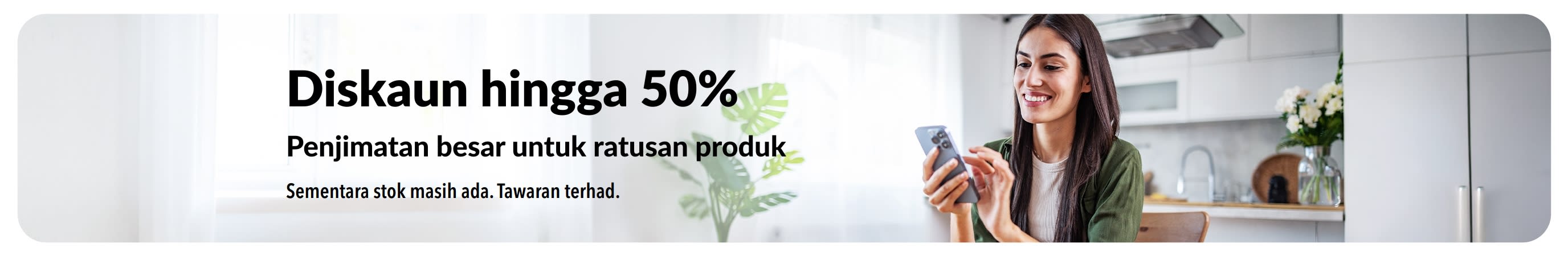 Sepanduk mempromosikan tawaran diskaun hingga 50%