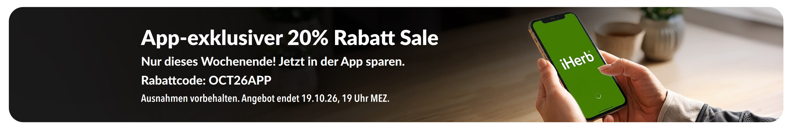 Werbe-Banner für den „20 % Rabatt – Exklusiv in der App“-Sale, auf dem ein Smartphone mit dem iHerb-Logo zu sehen ist. Der Text lautet: „20 % Rabatt – Exklusiv in der App. Nur dieses Wochenende! Code: OCT26APP“.