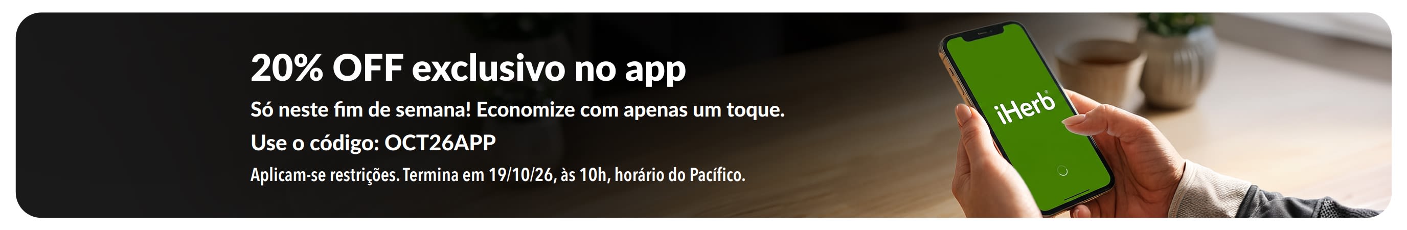 Banner promocional de 20% OFF exclusivo pelo app, com um smartphone exibindo o logotipo da iHerb. O texto diz: “20% OFF na oferta exclusiva no app. Só neste fim de semana! Economize com apenas um toque. Use o código: OCT26APP”.