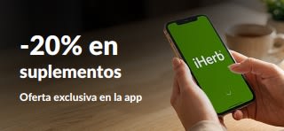 Manos sujetando un móvil con la aplicación de iHerb, donde se promociona un -20% en suplementos con el código EUSUPPS20.