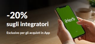 Mani che reggono un telefono con l'App iHerb; viene mostrata la promozione col 20% di sconto sugli integratori con il codice EUSUPPS20.