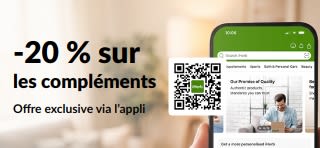 Main tenant un téléphone affichant l’application iHerb, mettant en avant -20 % sur les compléments avec le code EU20APPSUPPS