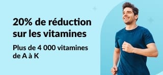 Homme souriant faisant son jogging à côté d'une promotion de 20 % sur toutes les vitamines sur fond bleu.