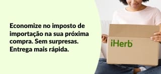 Mulher sorridente no sofá abre uma caixa da iHerb, o texto do anúncio destaca ausência de imposto de importação, entrega mais rápida e zero custos surpresa.