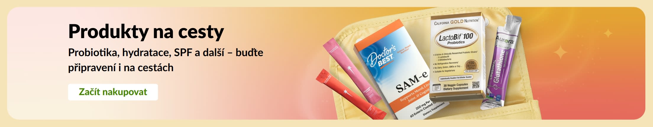 Banner s produkty na cesty uspořádanými v cestovní tašce a tlačítkem Začít nakupovat.