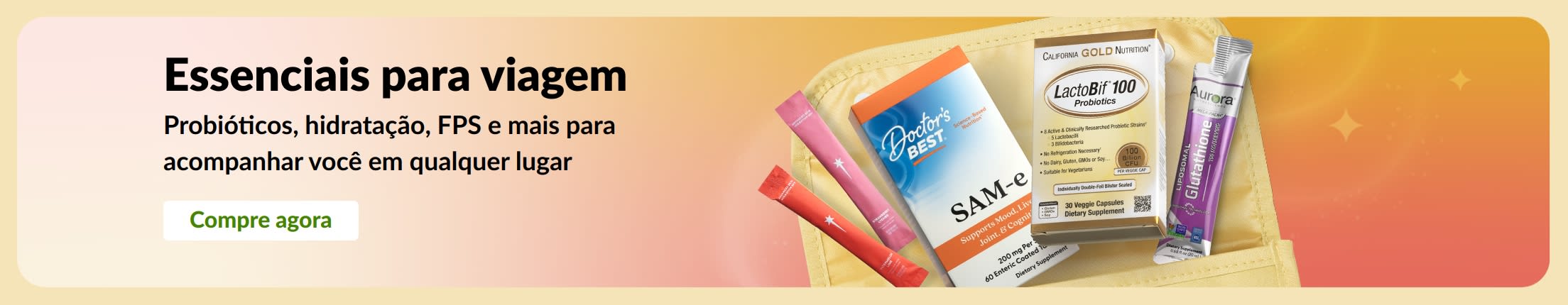 Banner com itens essenciais de viagem em uma bolsa de viagem e um botão “Compre agora”.