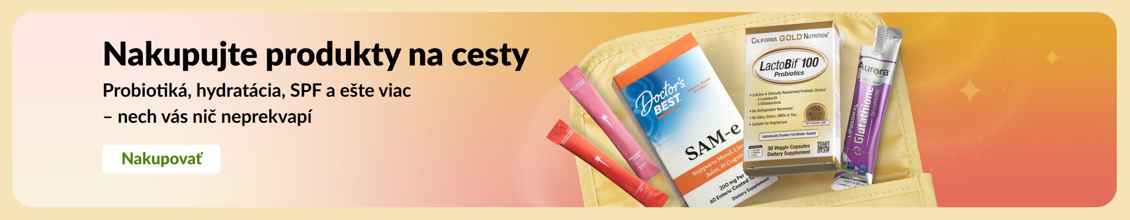 Baner zobrazujúci základné produkty na cestovanie uložené v cestovnej taške, ktorý obsahuje tlačidlo „Nakupovat“.