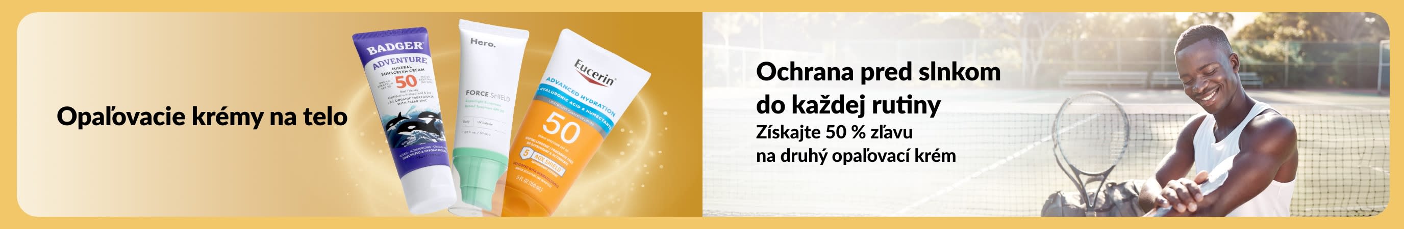 Baner s opaľovacími krémami na telo vedľa muža, ktorý sa natiera na tenisovom kurte. Propaguje 50 % zľavu na druhý produkt.